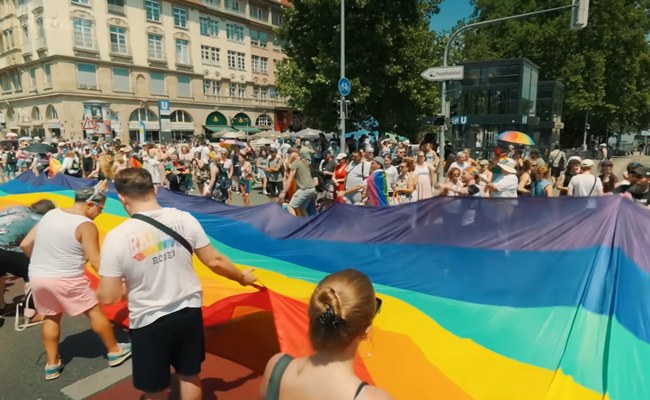 Watch: CSD: Wie bedroht ist die queere Community und wie kann ich supporten?