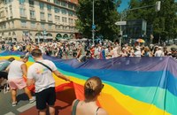 Watch: CSD: Wie bedroht ist die queere Community und wie kann ich supporten?