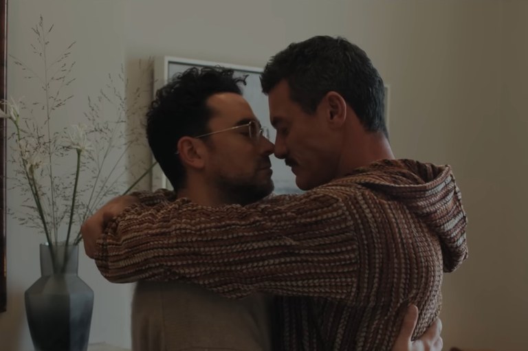 Watch: Dan Levy und Luke Evans in Good Grief