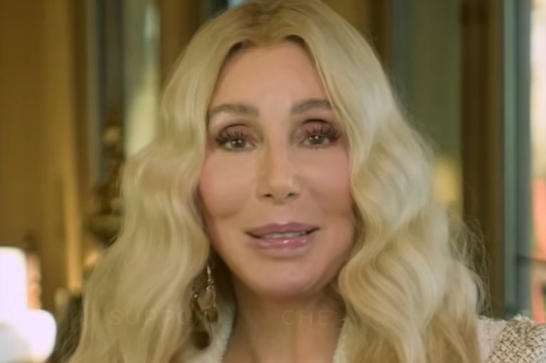 Watch: Deine Chance auf ein Nachtessen mit Cher in ihrem Haus in Malibu