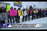 Watch: Demo gegen Kirche, welche Conversion Therapies anbietet