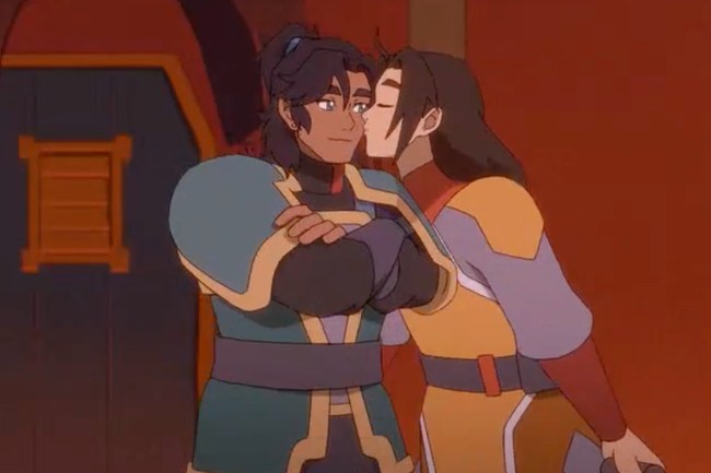 Watch: Der erste schwule Kuss bei Avatar: Seven Havens