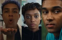 Watch: Der erste Trailer der neuen queeren Teen Drama-Serie Everything Now