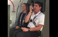 Watch: Der Flight Attendant & die Looney Tunes