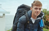 Watch: Der Gewinner von Race Across The World hat sein Coming Out