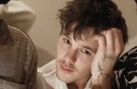 Watch: Der jüngste Beckham-Sohn zeigt sich im Birthday Suit