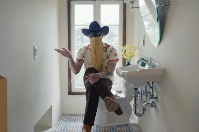 Watch: Der schwule Countrystar Orville Peck zeigt sein Baumhaus