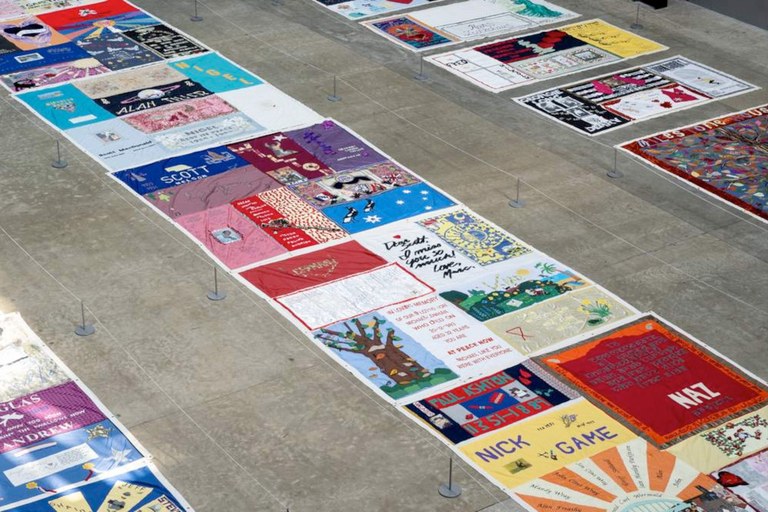 Watch: Der UK Aids Memorial Quilt ist in der Tate Modern zu sehen...