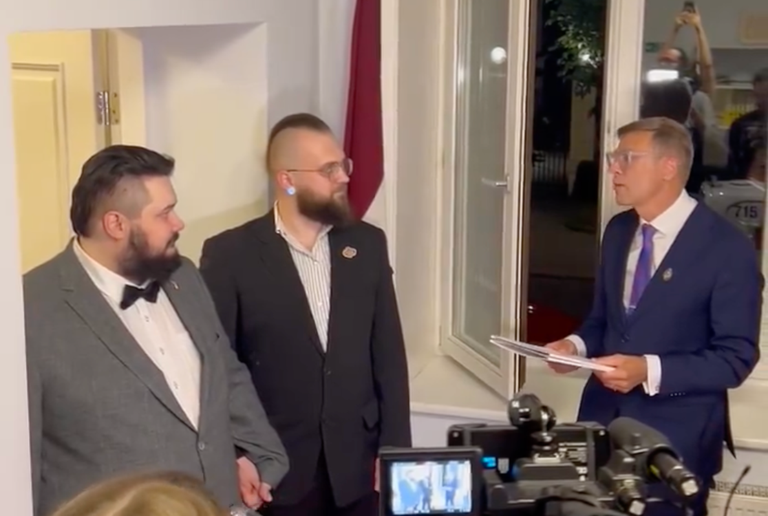 Watch: Die ersten LGBTI+ Paare in Lettland lassen ihre Partnerschaft eintragen