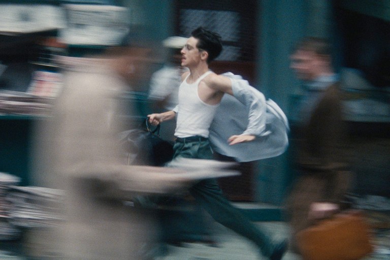 Watch: Die Gewinner:innen bei den Critics Choice und ein Verliebter Timothée Chalamet