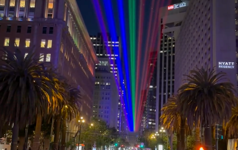 Watch: Die längste Pride Flag der Welt leuchtet wieder...