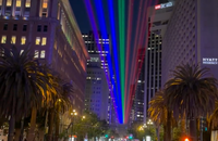 Watch: Die längste Pride Flag der Welt leuchtet wieder...