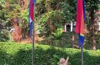 Watch: Die Niederländischen Botschaften in der Schweiz, Singapur und Kasachstan hiessen Regenbogenfahnen
