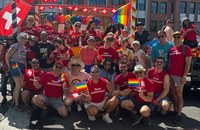 Watch: Die Schweizer Botschaft in den USA lief an der Capital Pride mit