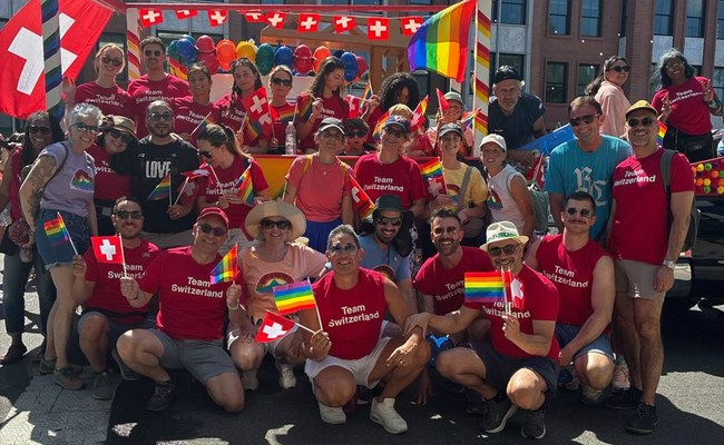 Watch: Die Schweizer Botschaft in den USA lief an der Capital Pride mit