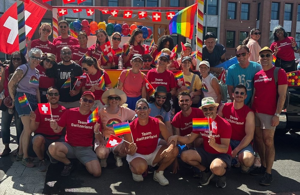 Watch: Die Schweizer Botschaft in den USA lief an der Capital Pride mit