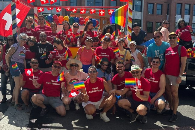 Watch: Die Schweizer Botschaft in den USA lief an der Capital Pride mit
