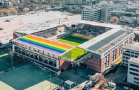 Watch: Die weltgrösste Pride-Solaranlage wird auf einem Fussballstadion realisiert