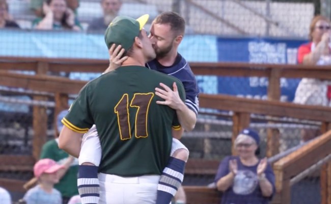 Watch: Diese beiden Baseballspieler feiern Heated Rivalry