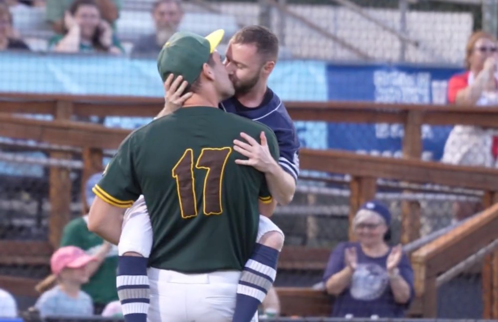 Watch: Diese beiden Baseballspieler feiern Heated Rivalry