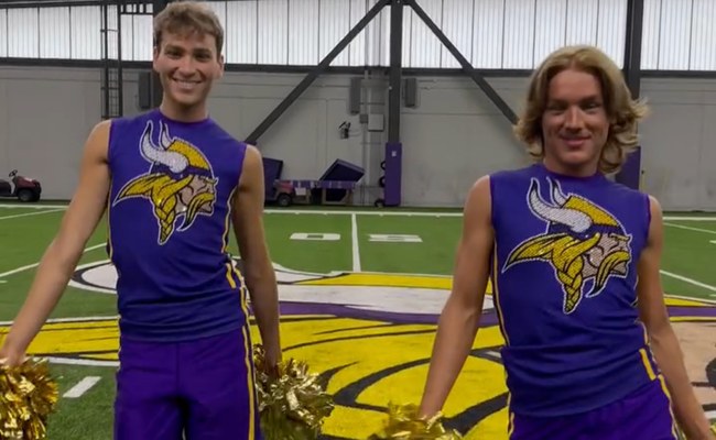 Watch: Diese beiden Male Cheerleader haben die perfekte Antwort auf Hasskommentare