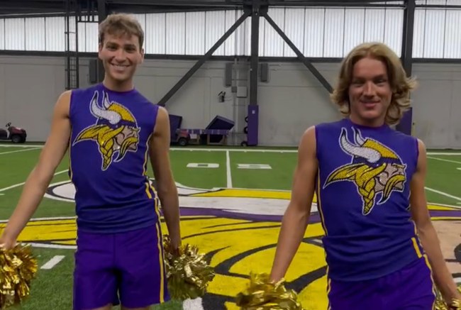 Watch: Diese beiden Male Cheerleader haben die perfekte Antwort auf Hasskommentare