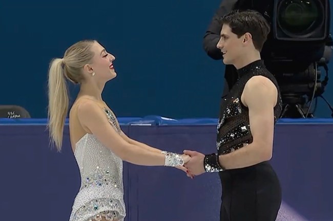 Watch: Diese Kanadier feiern Queerness an den Olympischen Spiele