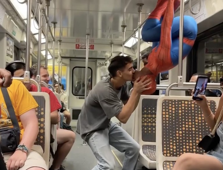 Watch: Diese Spider-Man-Kuss-Videos gehen gerade viral...