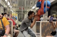 Watch: Diese Spider-Man-Kuss-Videos gehen gerade viral...