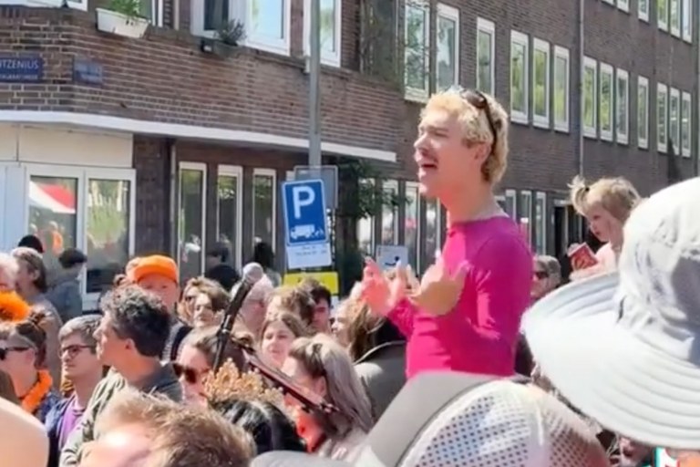 Watch: Dieser Chor wurde eben von Troye Sivan geadelt