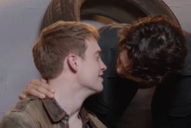 Watch: Dieser Kuss zwischen Kit Connor & Charles Melton sorgt für mächtig Wirbel