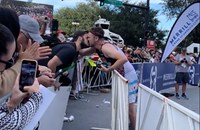 Watch: Dieser Marathonläufer unterbricht sein Rennen für einen Heiratsantrag