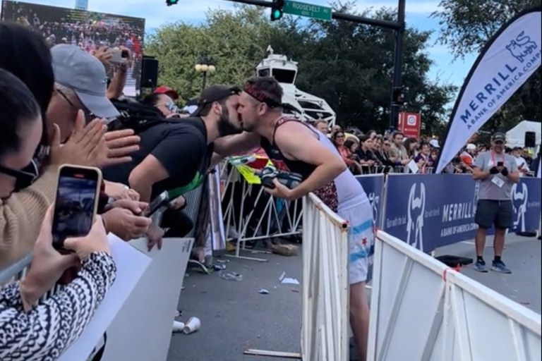 Watch: Dieser Marathonläufer unterbricht sein Rennen für einen Heiratsantrag