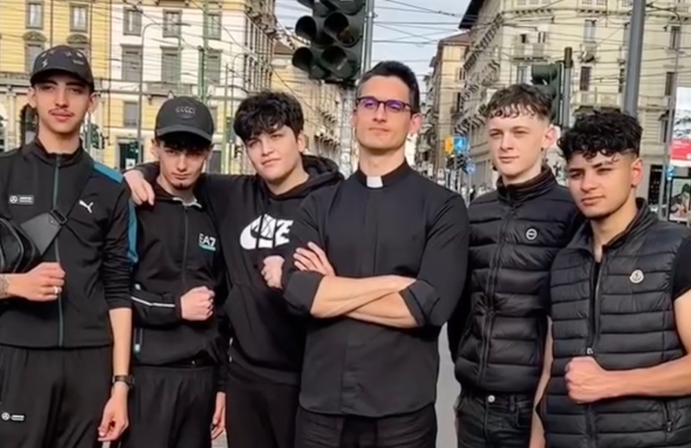 Watch: Dieser Priester setzt sich für Queers ein und verlässt das Priesterseminar...