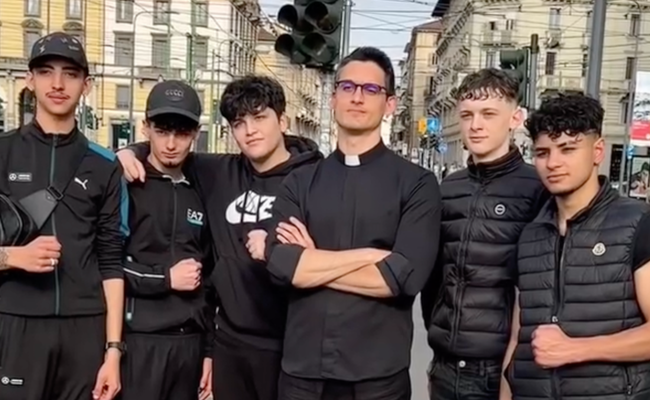 Watch: Dieser Priester setzt sich für Queers ein und verlässt das Priesterseminar...