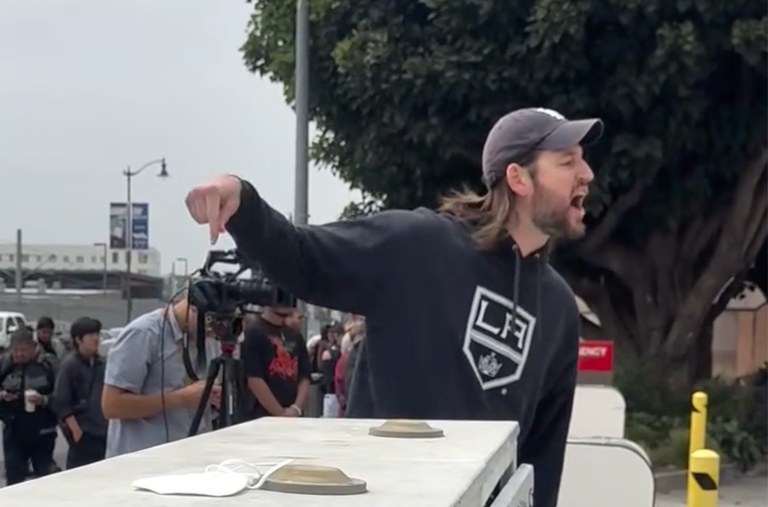 Watch: Dieser schwule Demonstrant stellt sich mutig den National Guard in L.A. entgegen