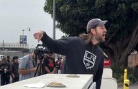 Watch: Dieser schwule Demonstrant stellt sich mutig den National Guard in L.A. entgegen
