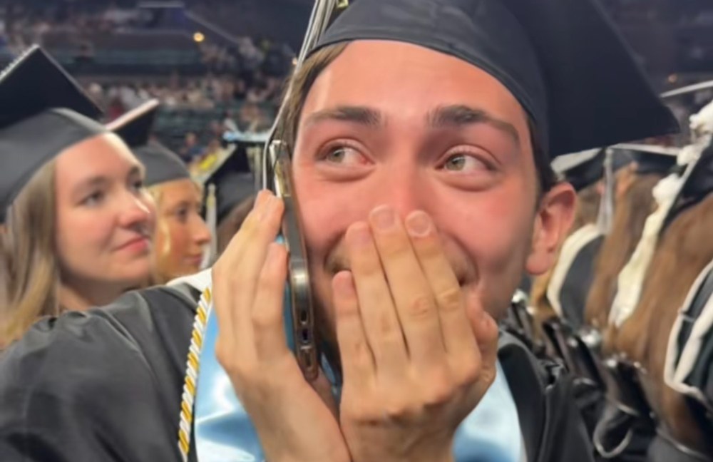Watch: Dieser Telefonanruf mit seiner Mutter geht gerade viral...