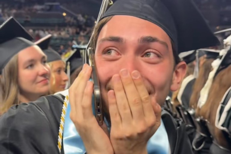 Watch: Dieser Telefonanruf mit seiner Mutter geht gerade viral...