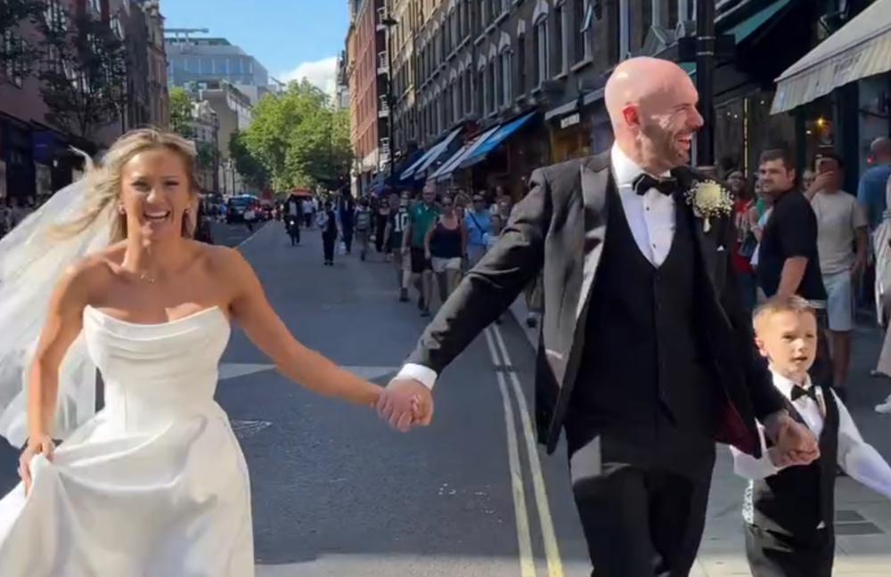 Watch: Dieses Hochzeitspaar erlebt die Überraschung ihres Lebens an der London Pride