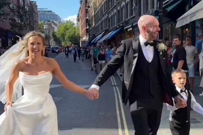 Watch: Dieses Hochzeitspaar erlebt die Überraschung ihres Lebens an der London Pride