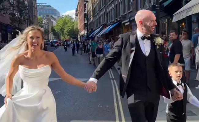 Watch: Dieses Hochzeitspaar erlebt die Überraschung ihres Lebens an der London Pride