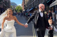 Watch: Dieses Hochzeitspaar erlebt die Überraschung ihres Lebens an der London Pride