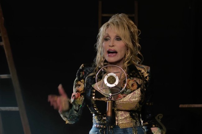 Watch: Dolly Parton und Linda Perry singen gemeinsam What's Up?