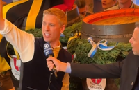 Watch: Dominik Krause eröffnet das Münchner Oktoberfest mit zwei Schlägen