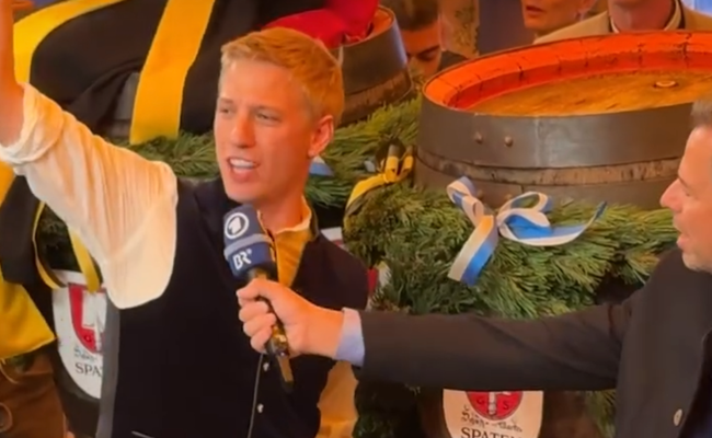 Watch: Dominik Krause eröffnet das Münchner Oktoberfest mit zwei Schlägen