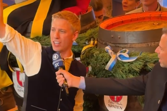 Watch: Dominik Krause eröffnet das Münchner Oktoberfest mit zwei Schlägen