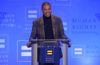 Watch: Don Lemon überrascht mit Auftritt beim Dinner der Human Rights Campaign