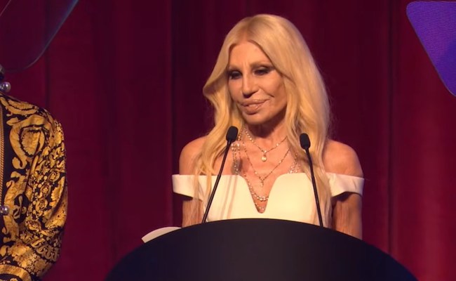 Watch: Donatella Versace wird mit Attitude Icon Award geehrt