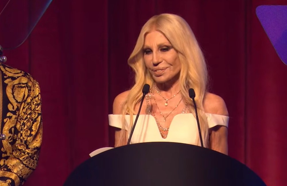 Watch: Donatella Versace wird mit Attitude Icon Award geehrt